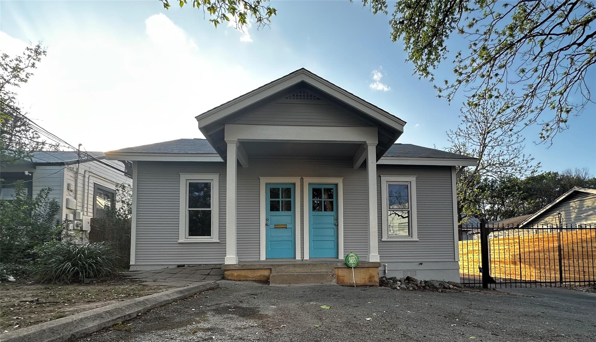 2118  Oxford Ave