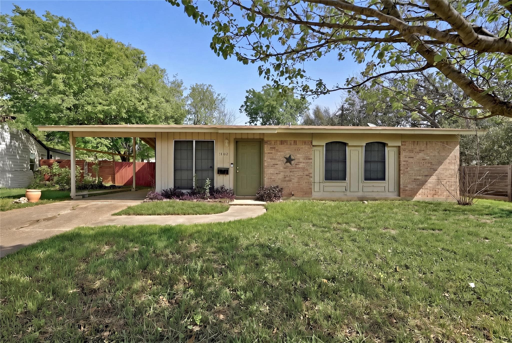 1402  Camelot Cir