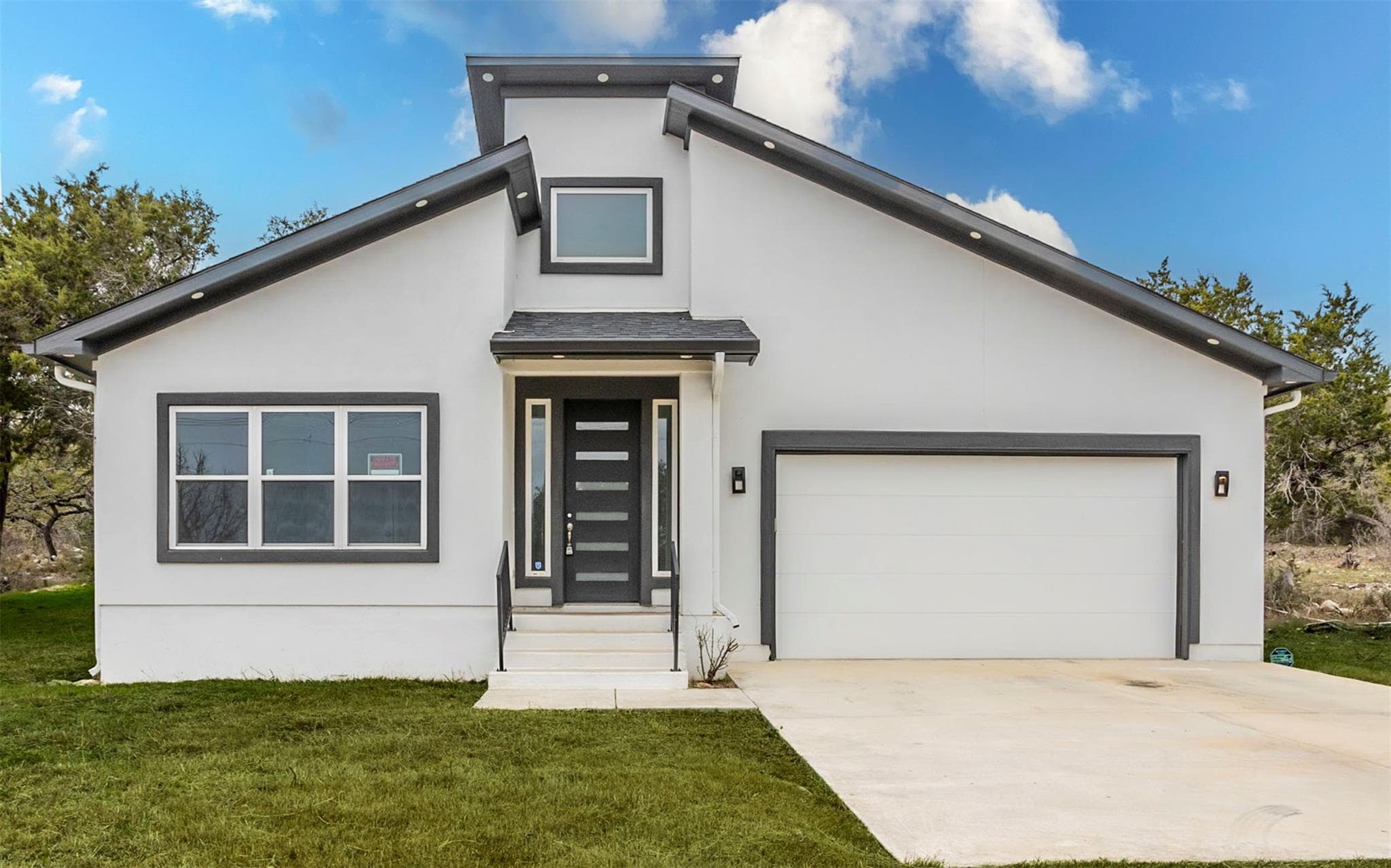 2718  Leslie Ln