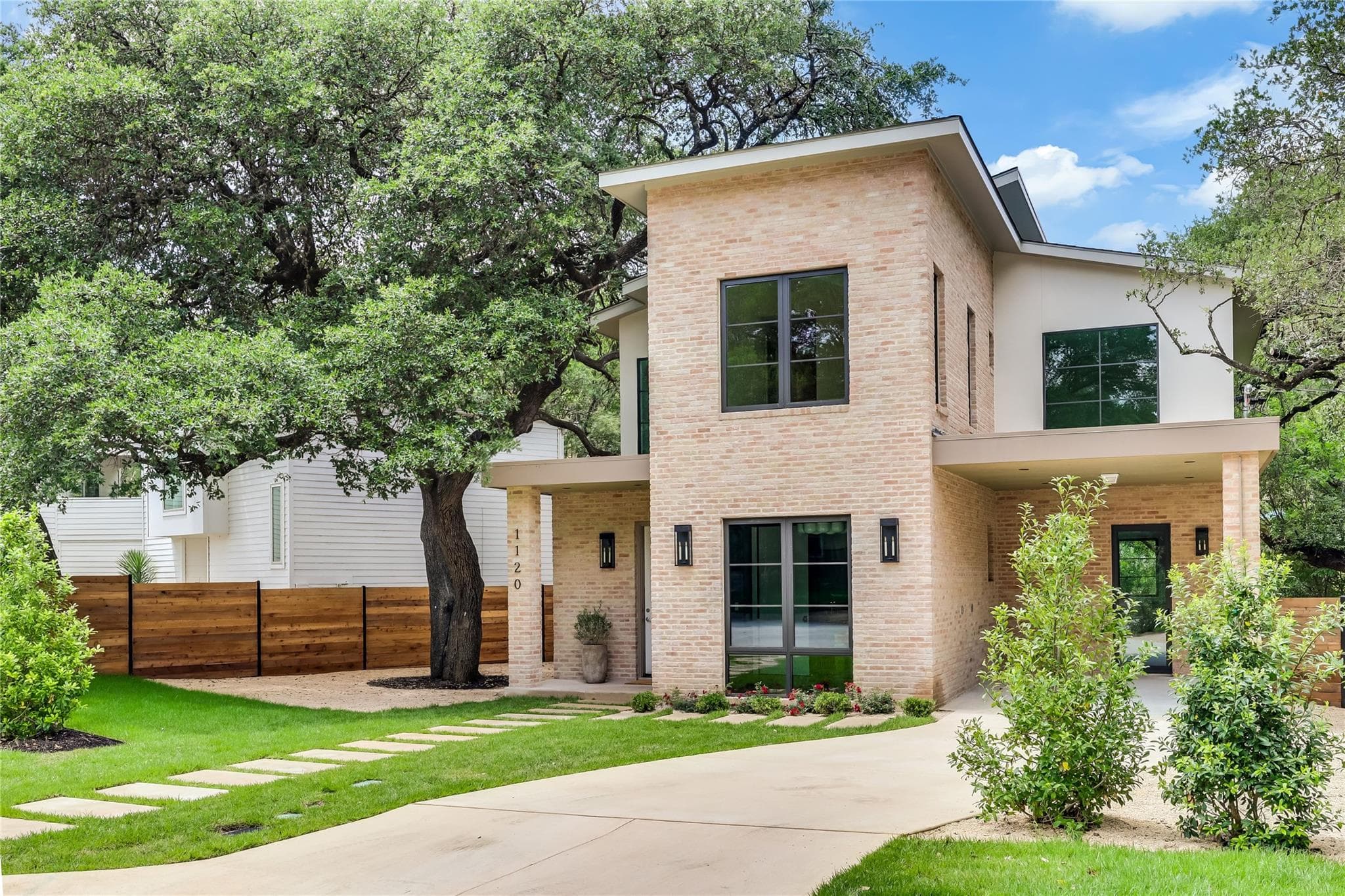 1120  Bluebonnet Ln