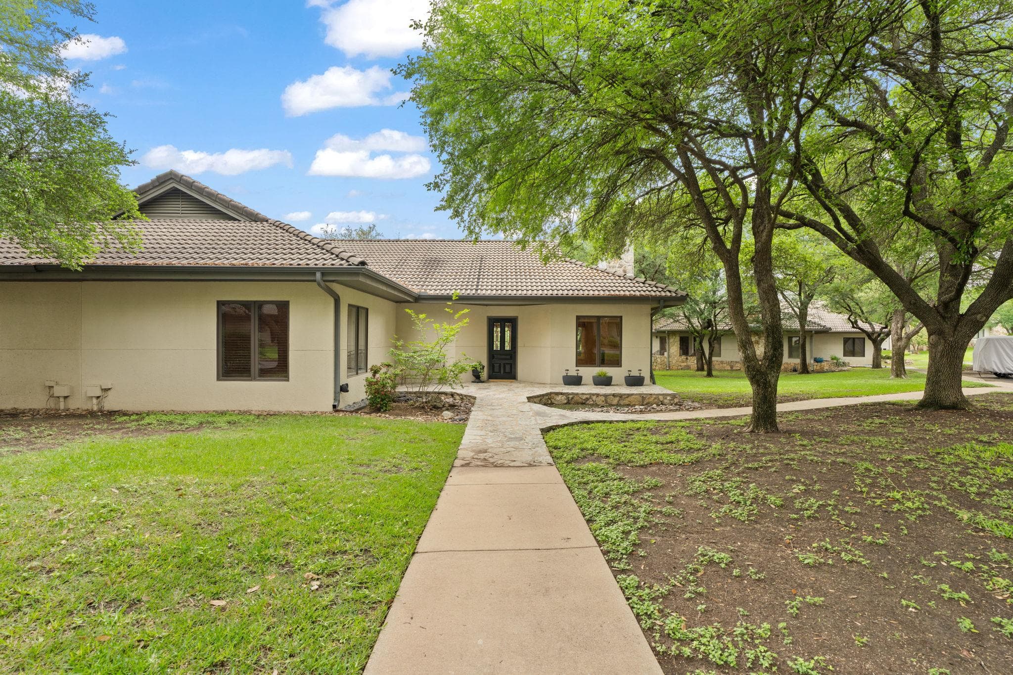 1927  Clubhouse Hill Dr  #14