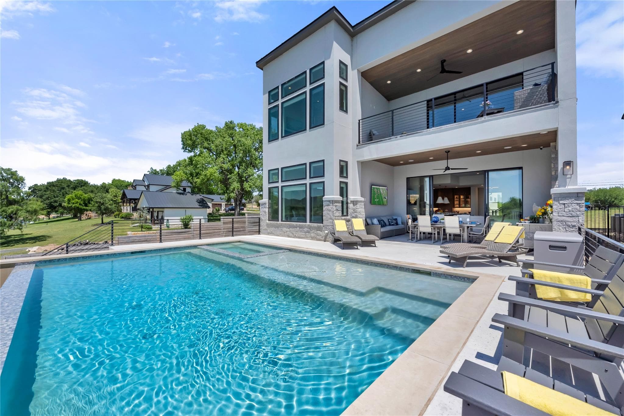 3208  River Oaks Dr