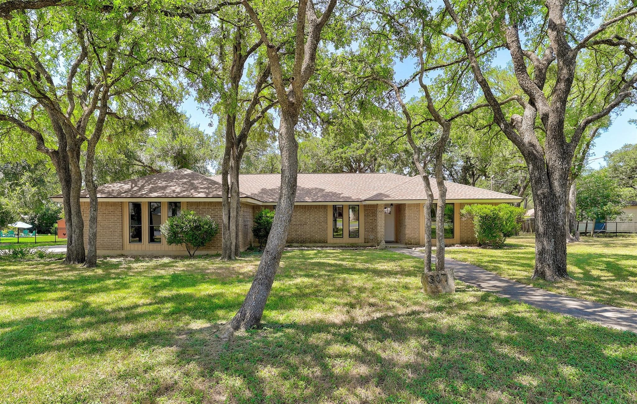 307  Las Plumas Dr