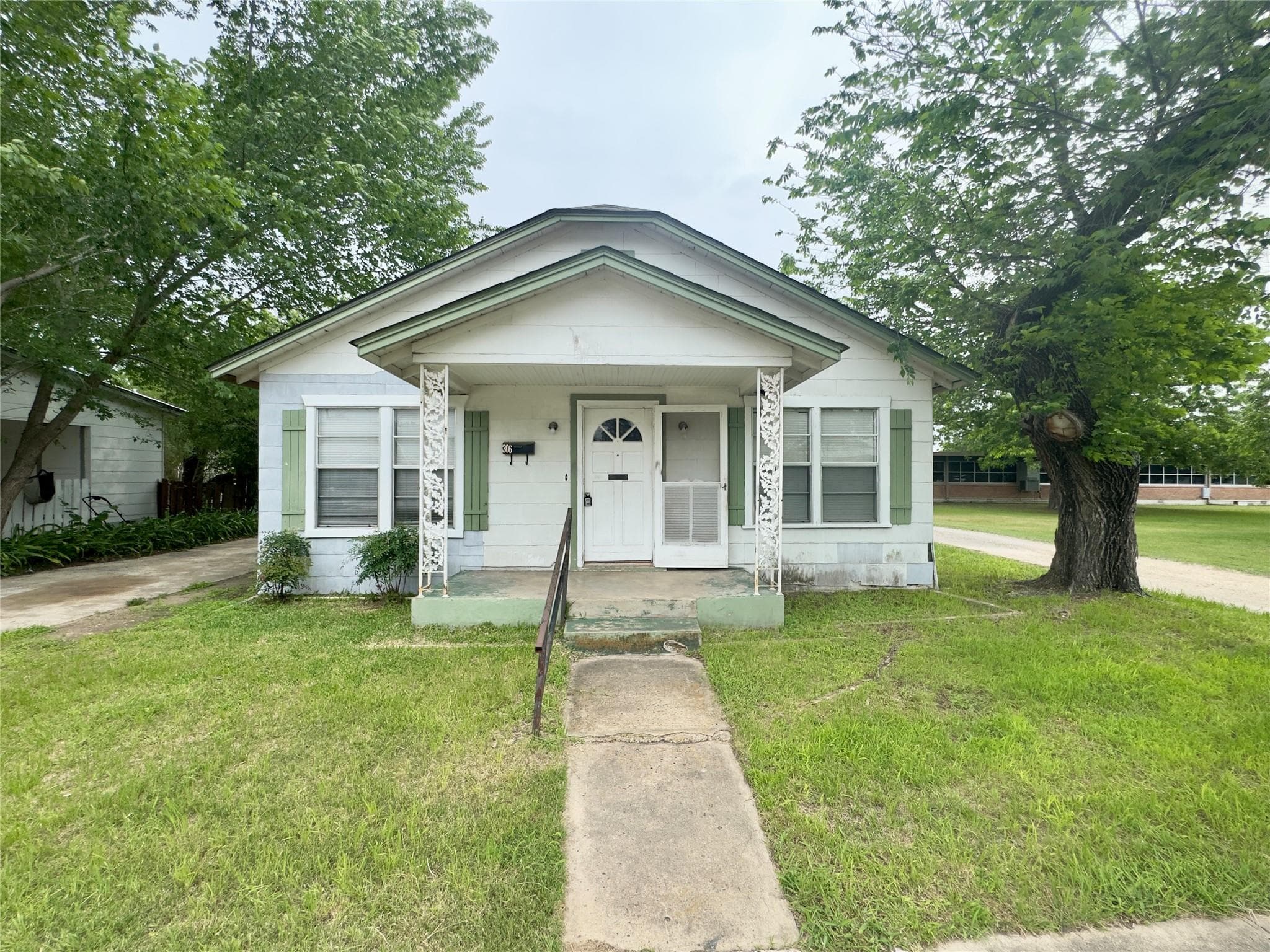 306  Bowie St