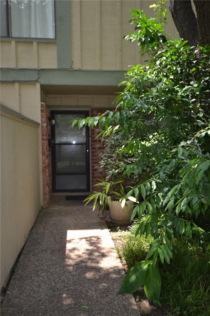 900 W Village Ln