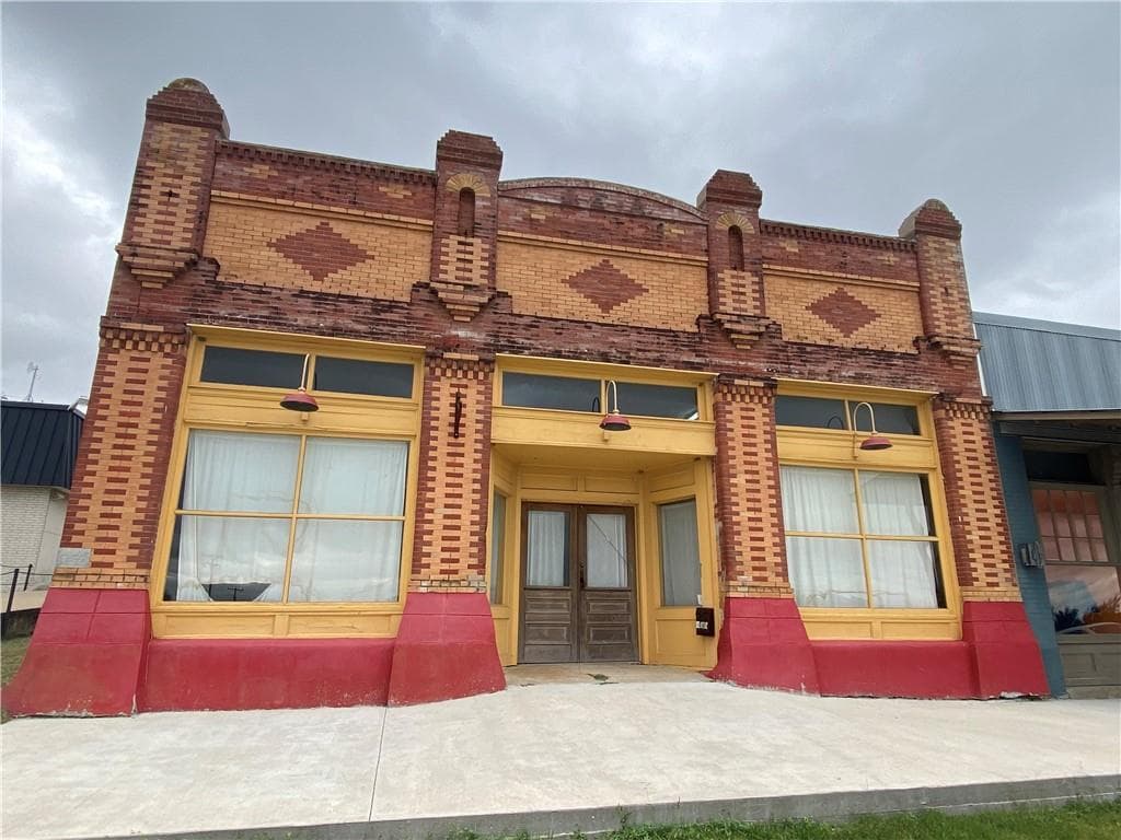 202 N Commerce St