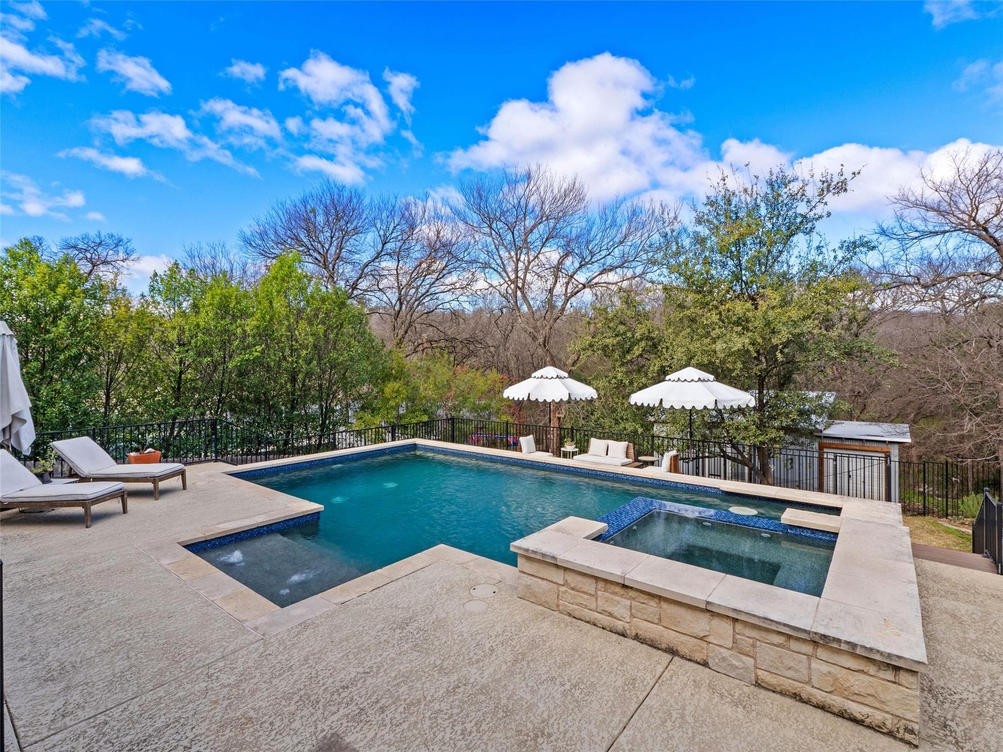 1006  Meriden Ln