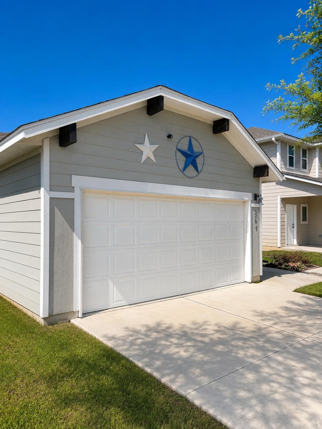 587  Twisted Oaks Ln