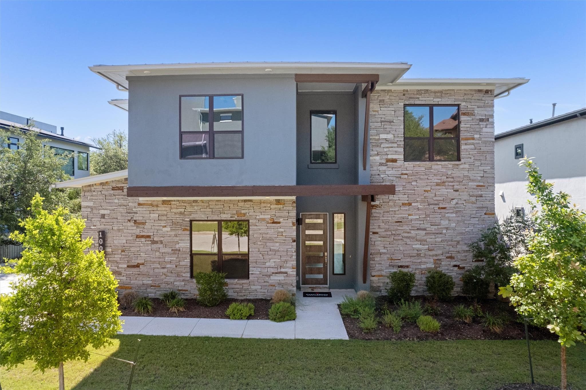 1002  Barrie Dr