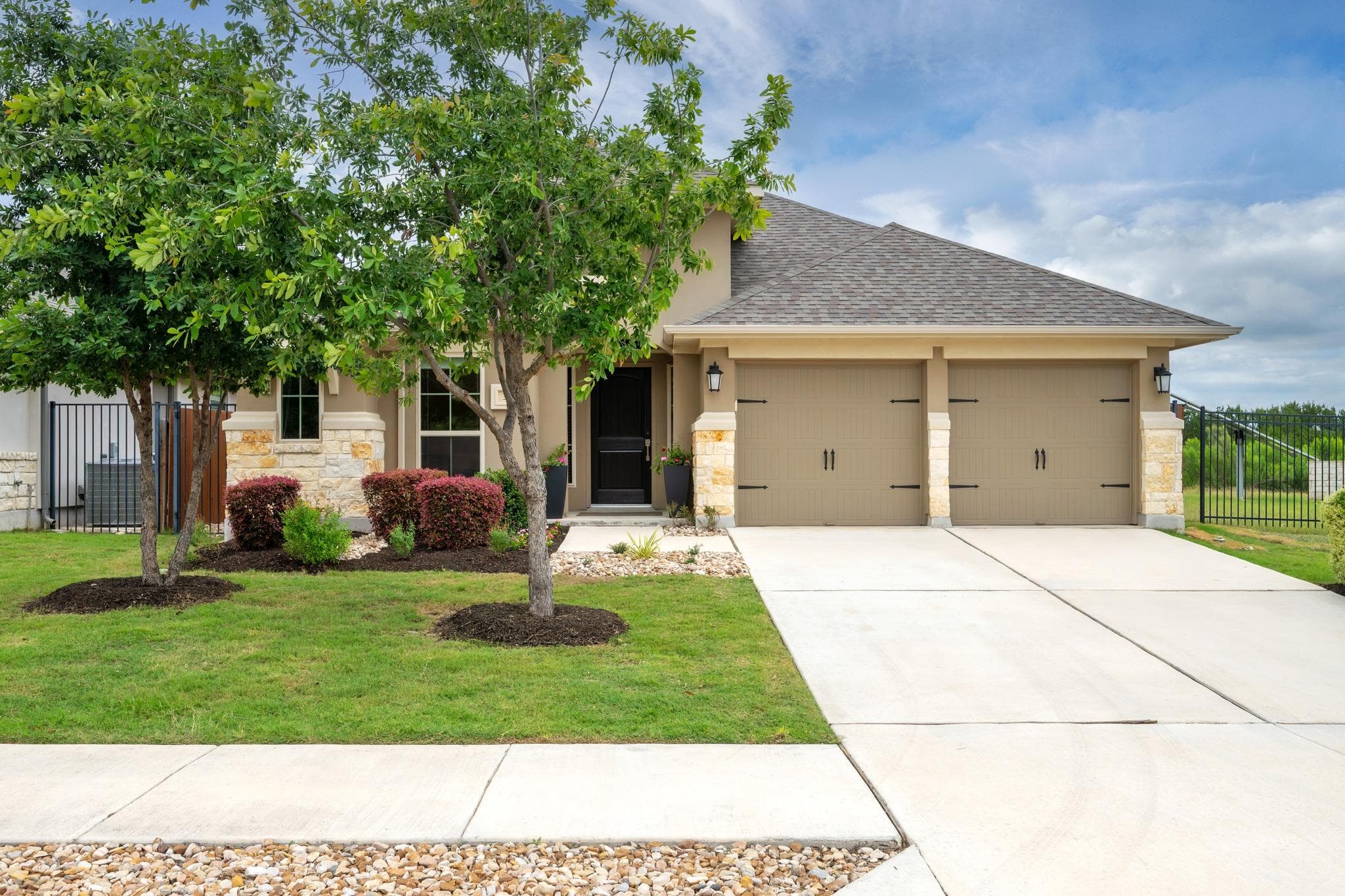 321  La Grotta Ln