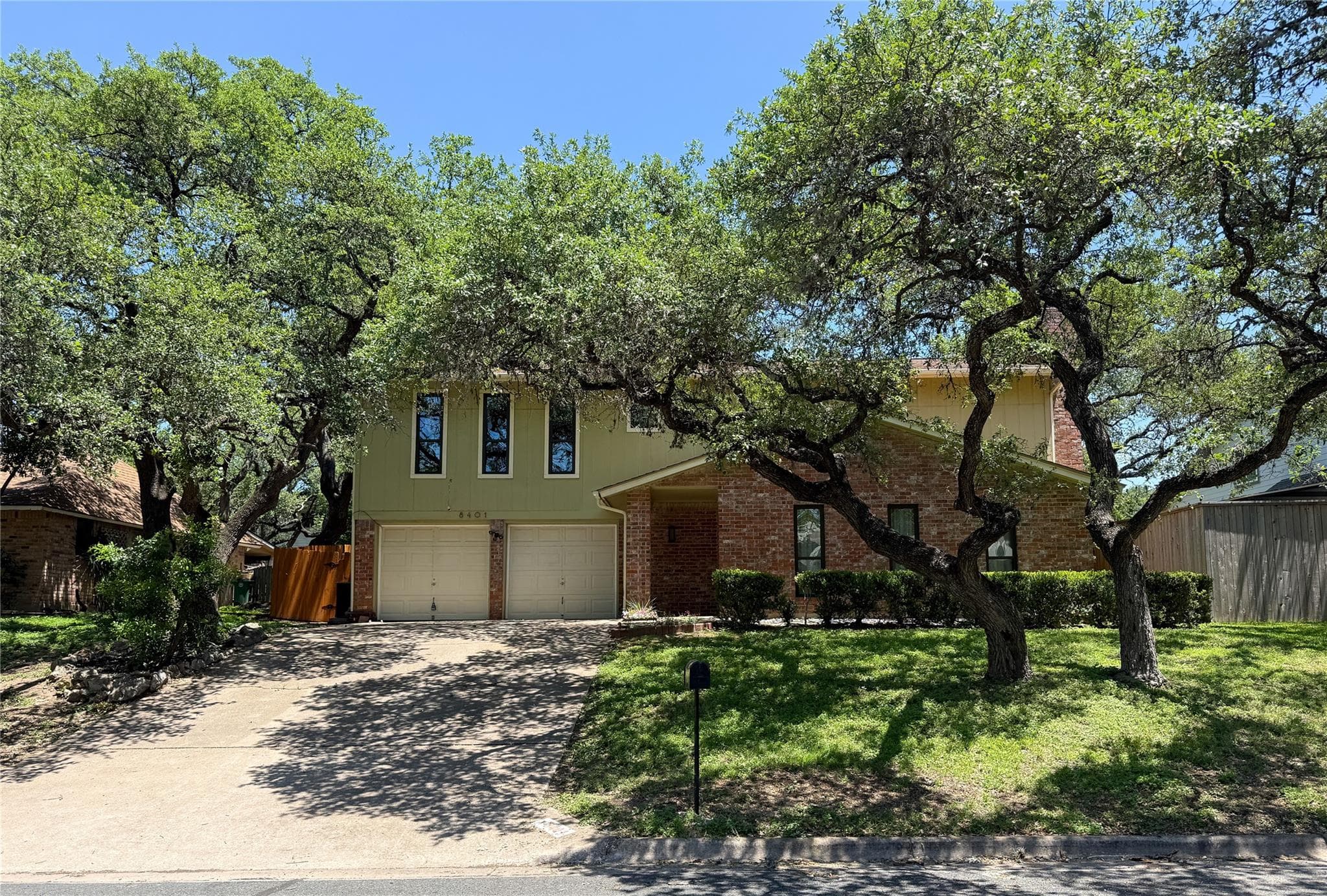 8401  LORALINDA Dr