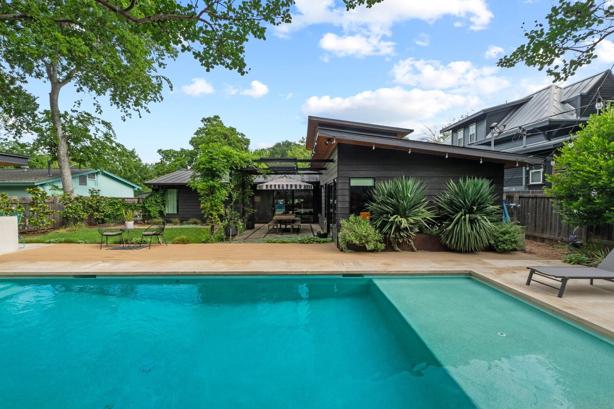 3205  Locke Ln