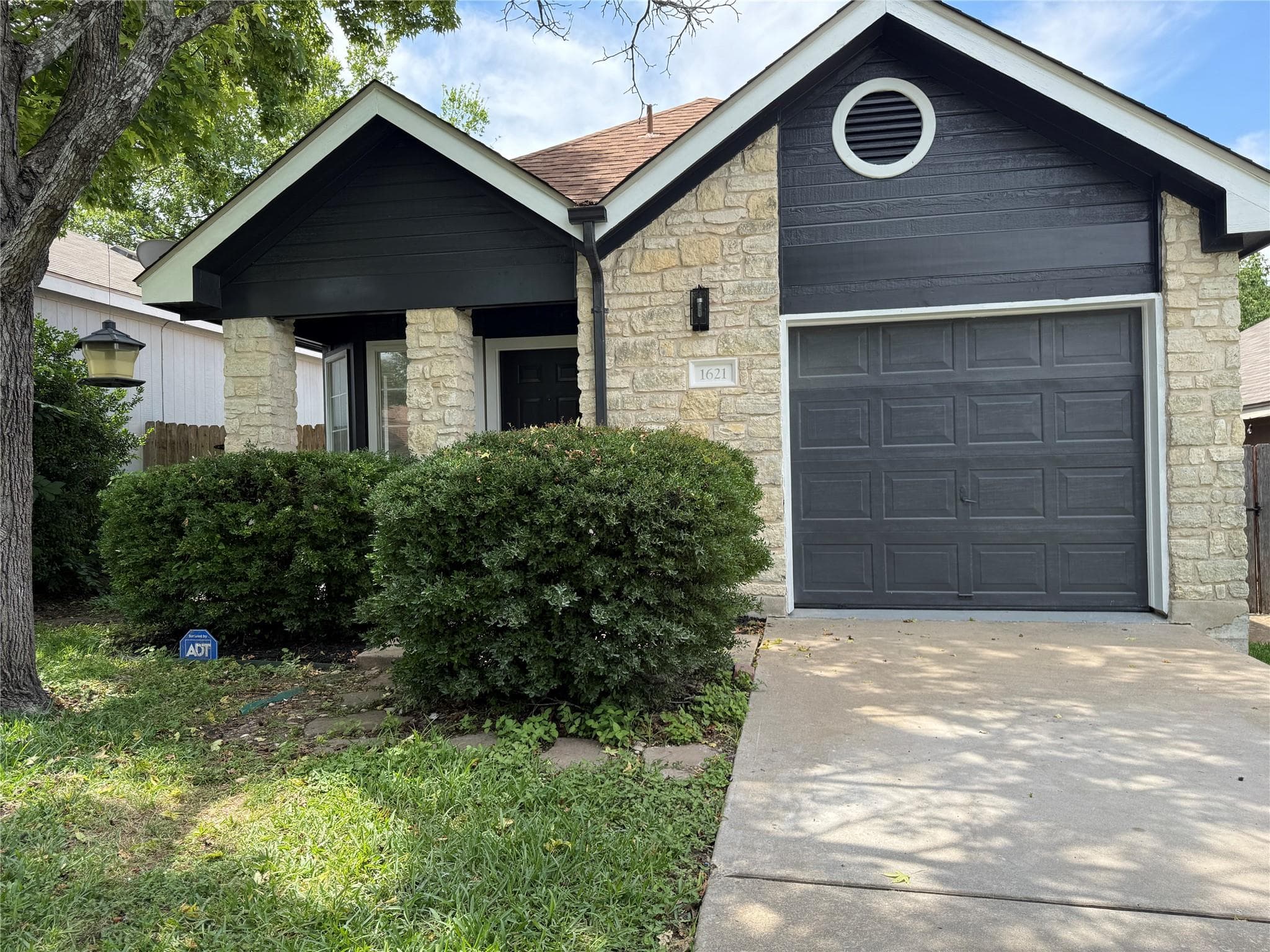 1621  Parkfield Cir