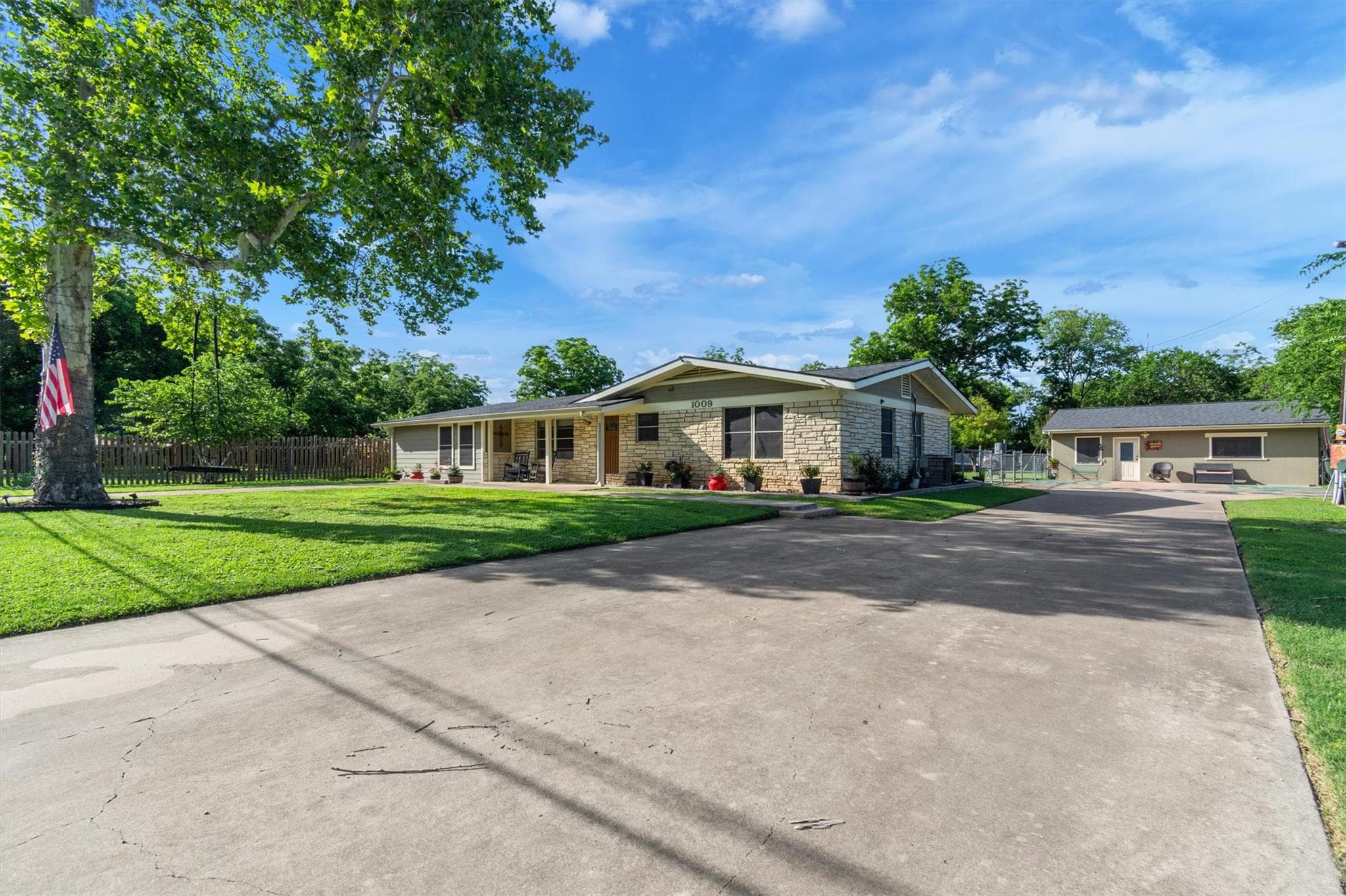 1009 Crepe Myrtle Dr