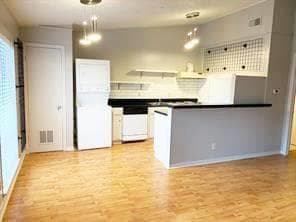 600 W 51st St  #103