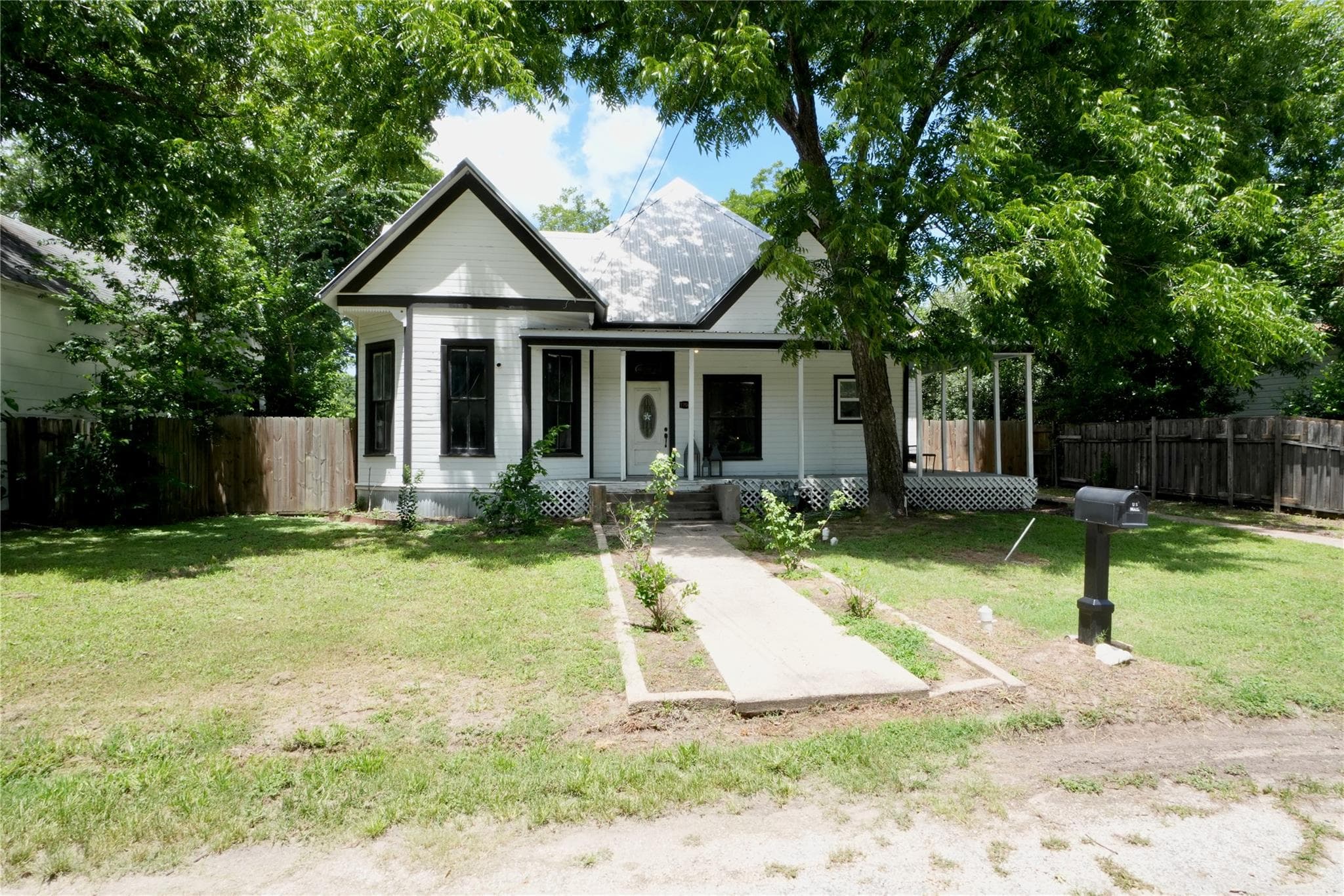 1704 N Houston Ave