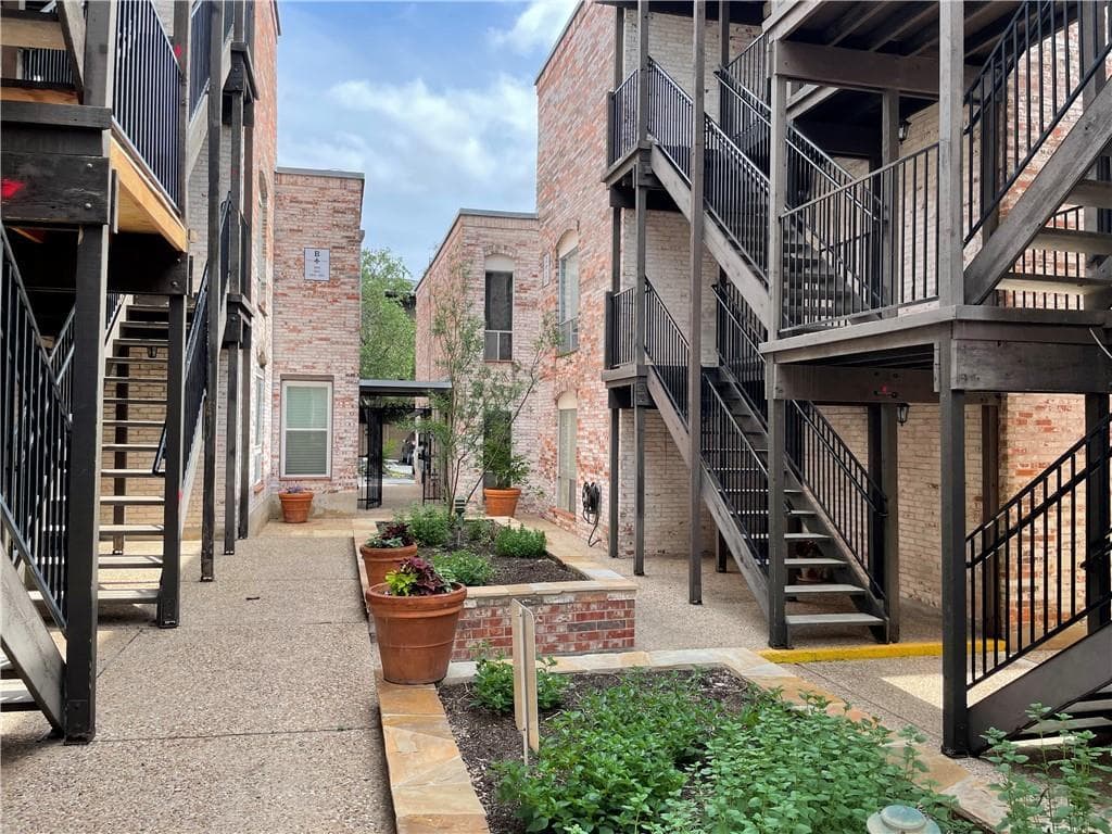6501 E Hill Dr  #203