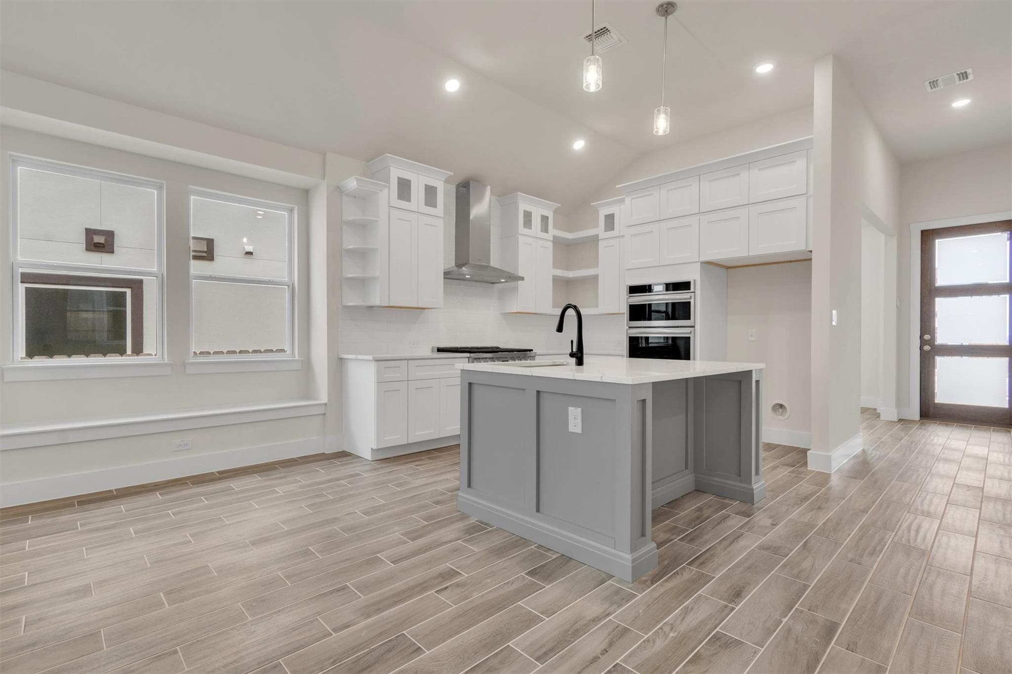 8502  Red Bottle Brush Rd