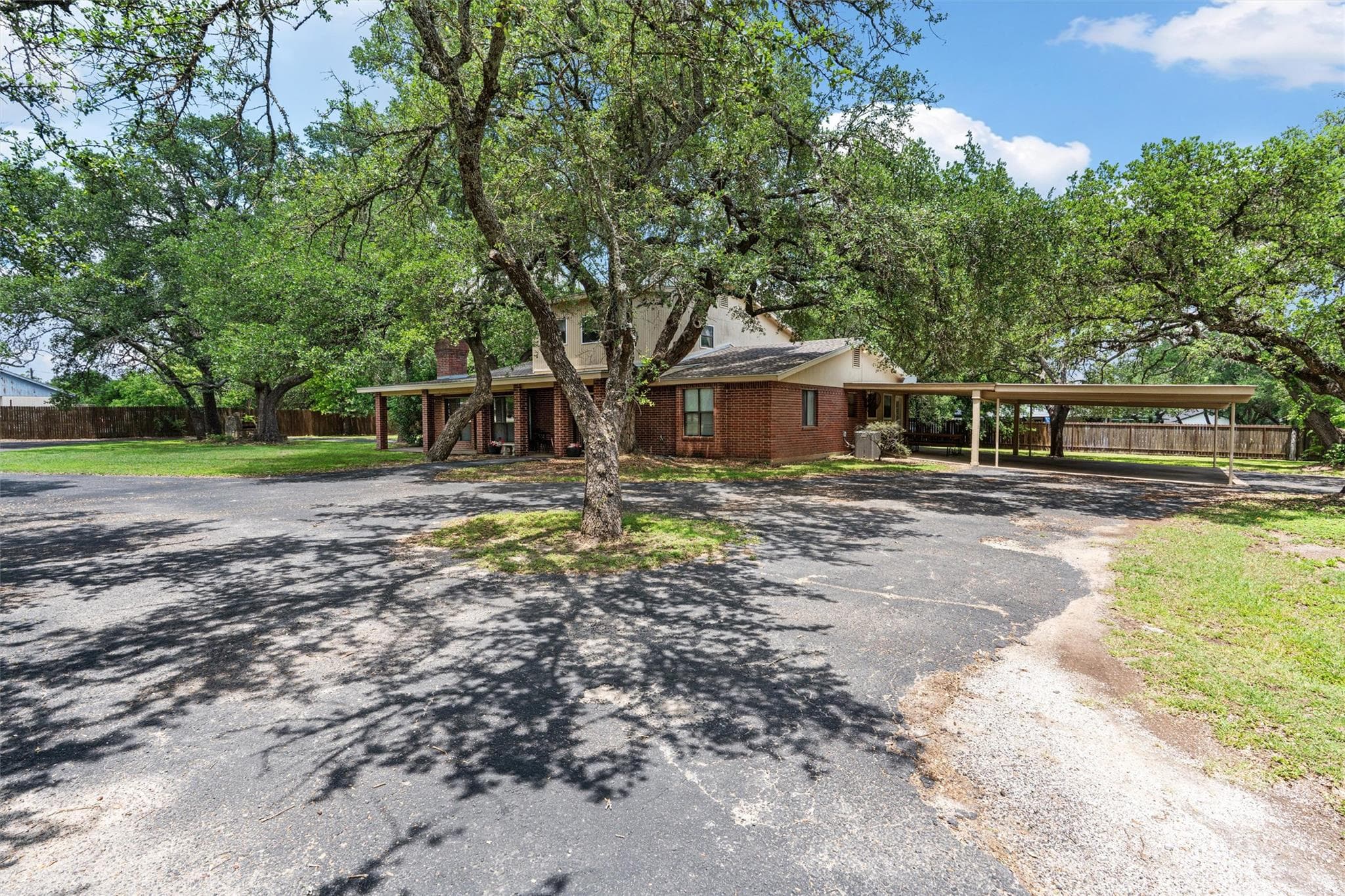455 Robins Ln