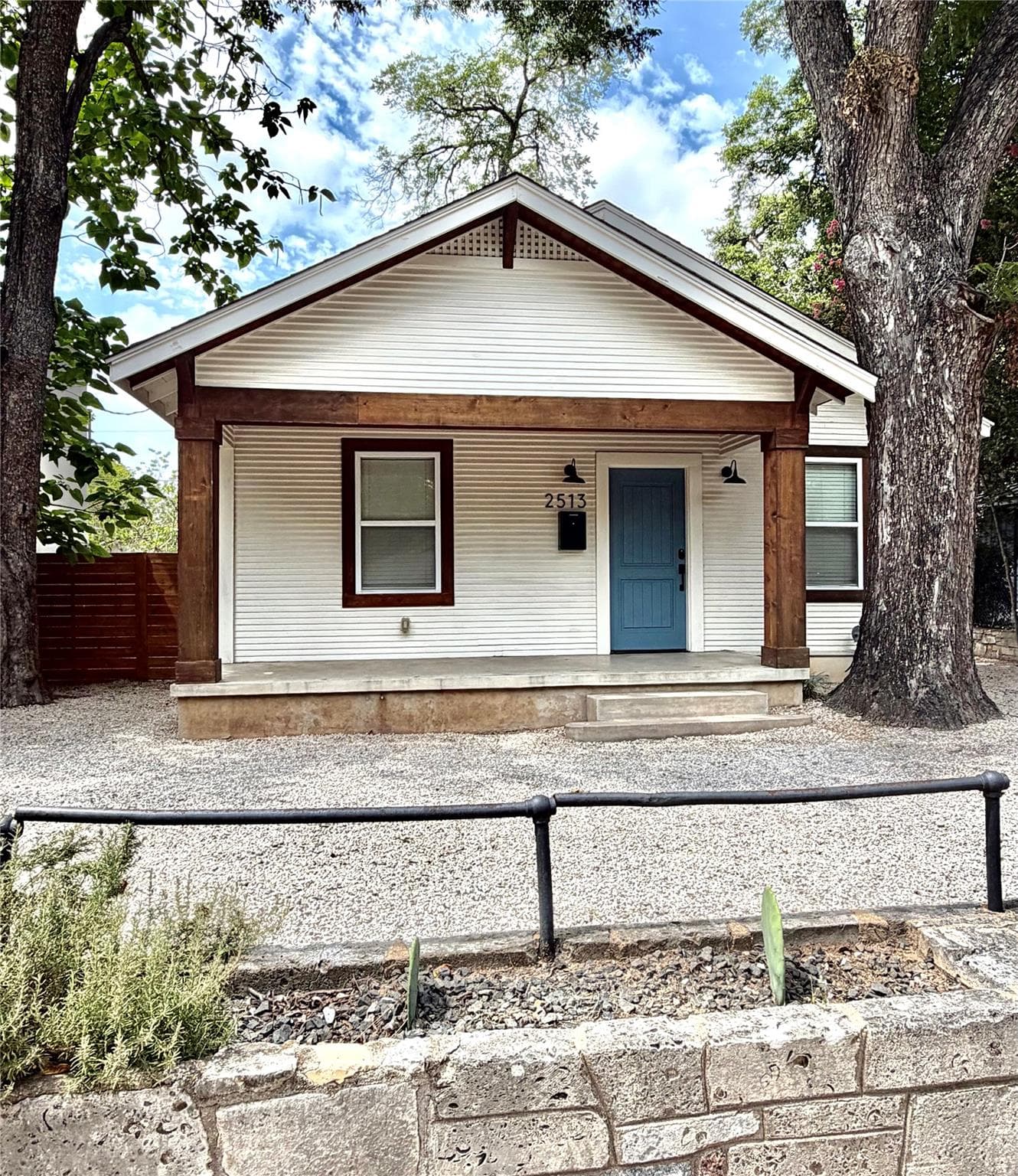 2513 E Cesar Chavez St