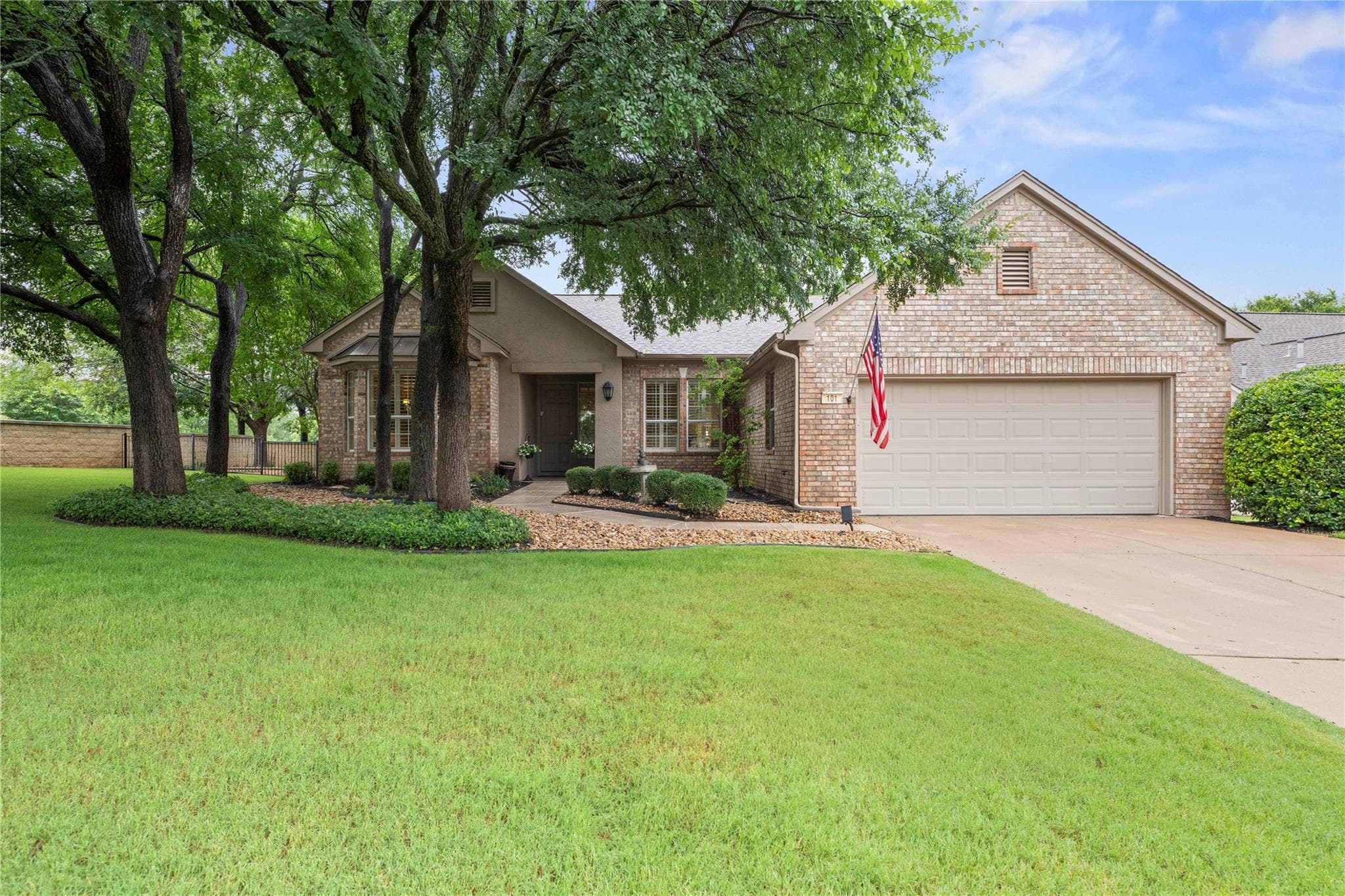 101  Yaupon Ln