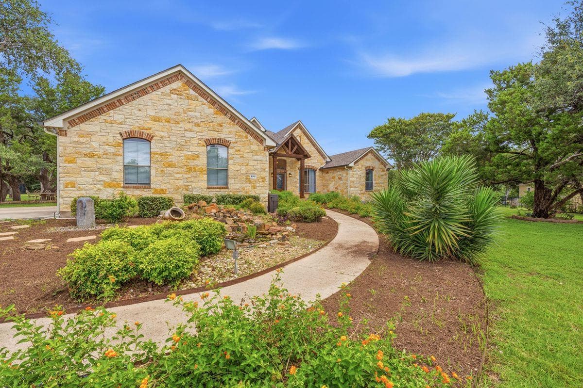 104  Quarry Lake Est