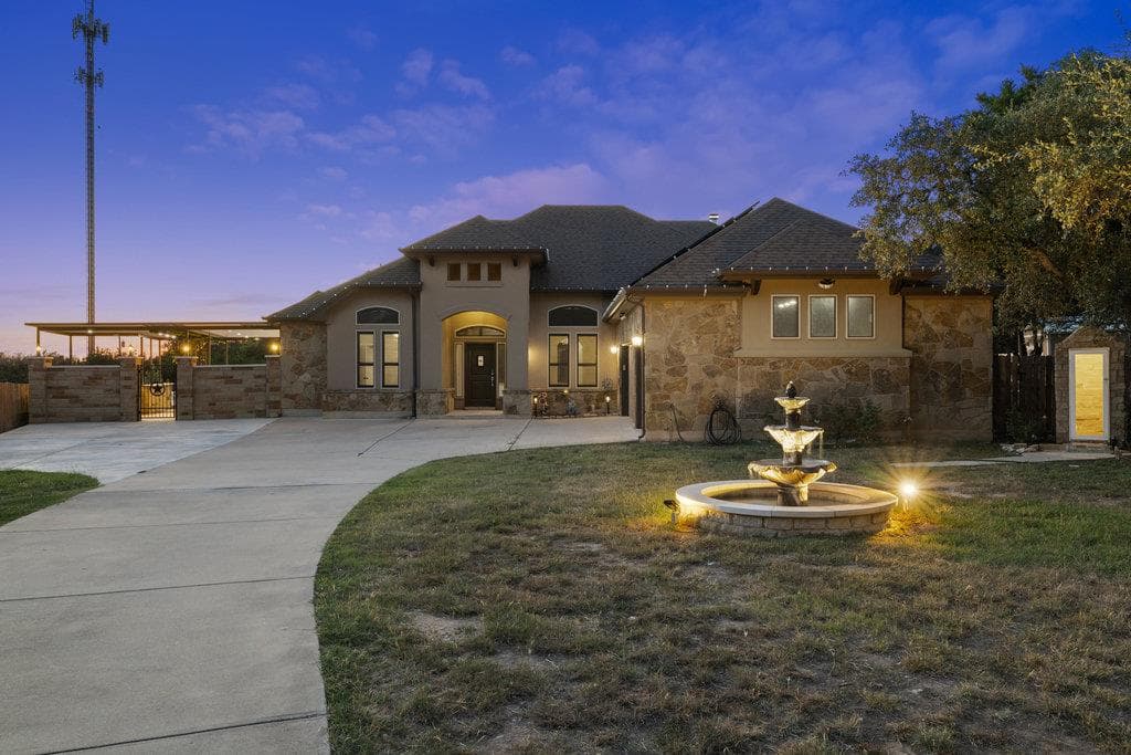 321  Sarahs Ln