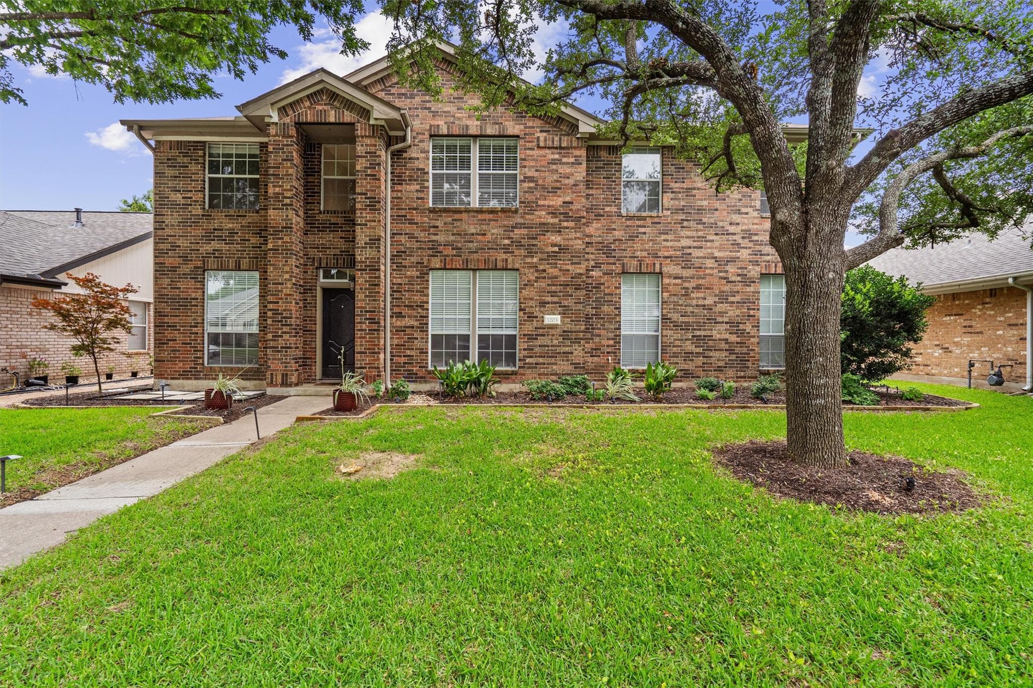 1203  Thackeray Ln