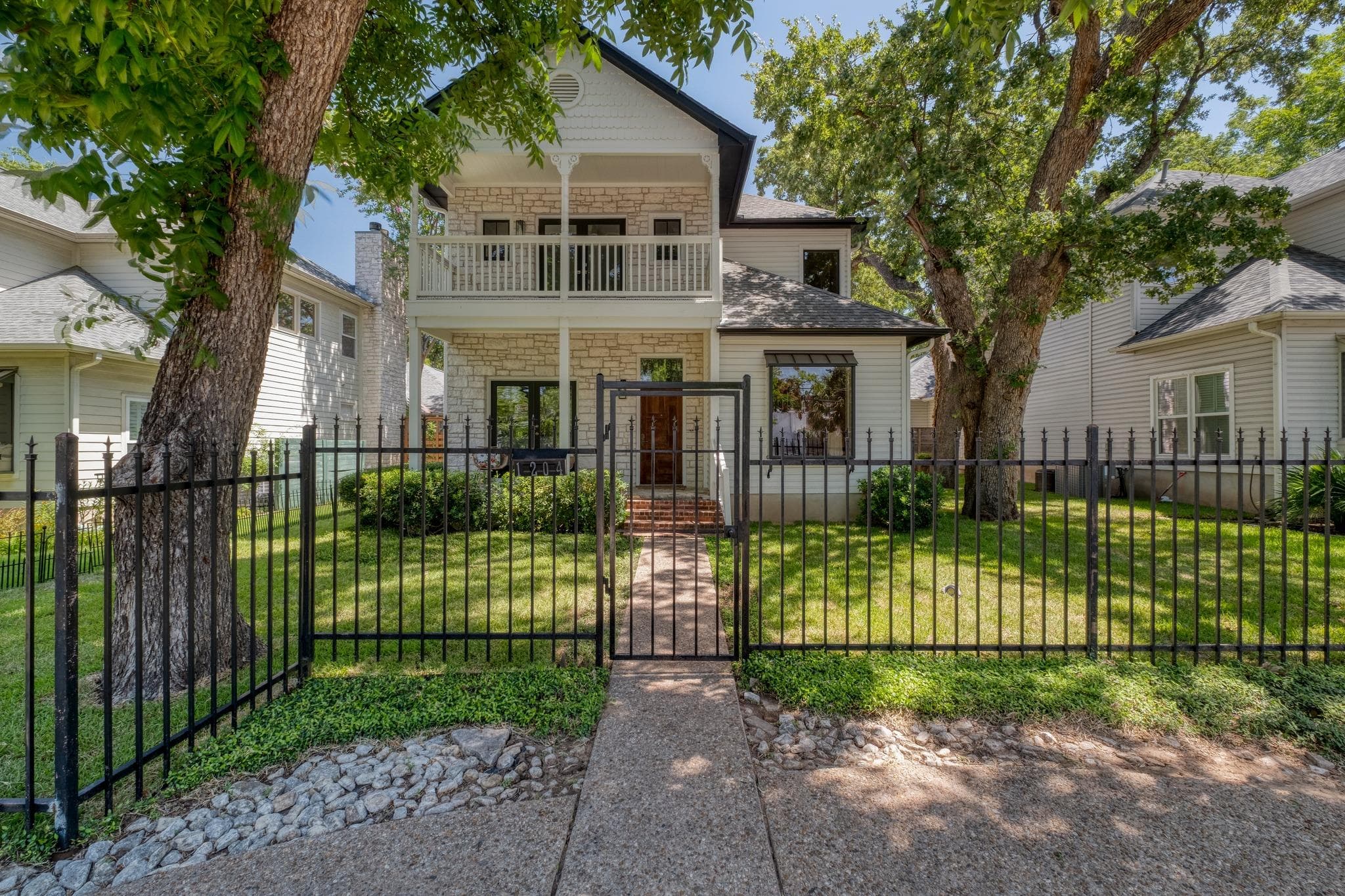 1204 W 39th St