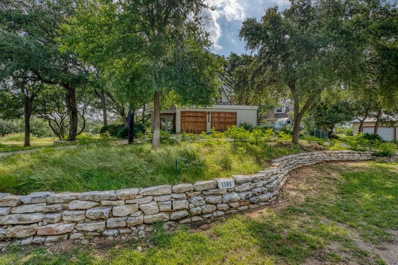 1106 N Shorewood Dr