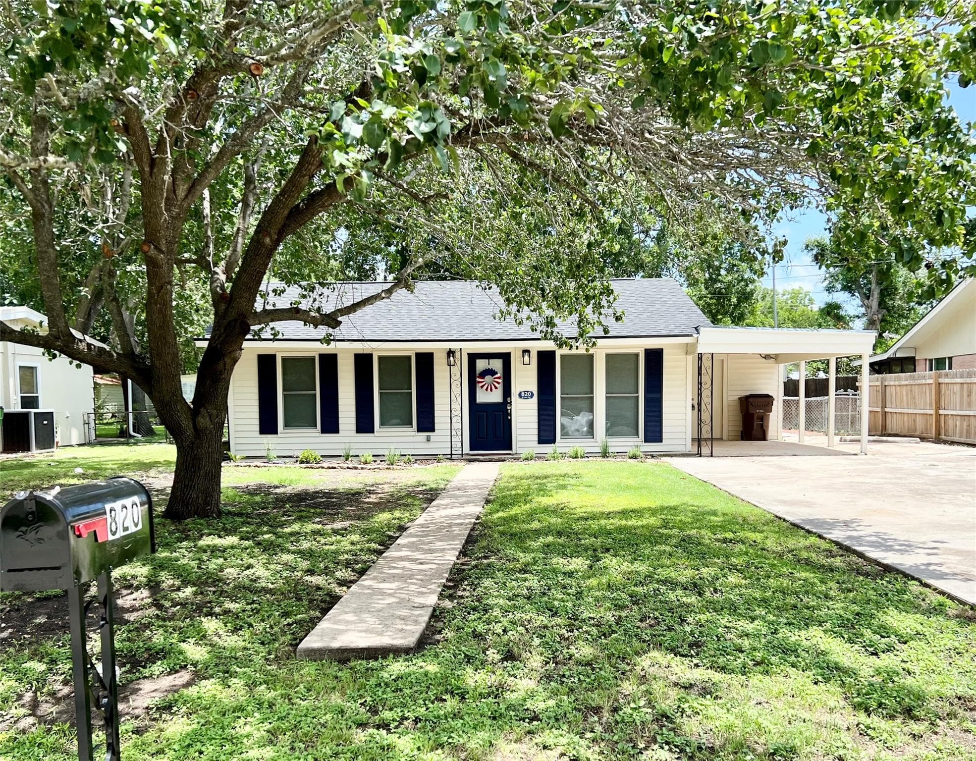 820 W Live Oak St