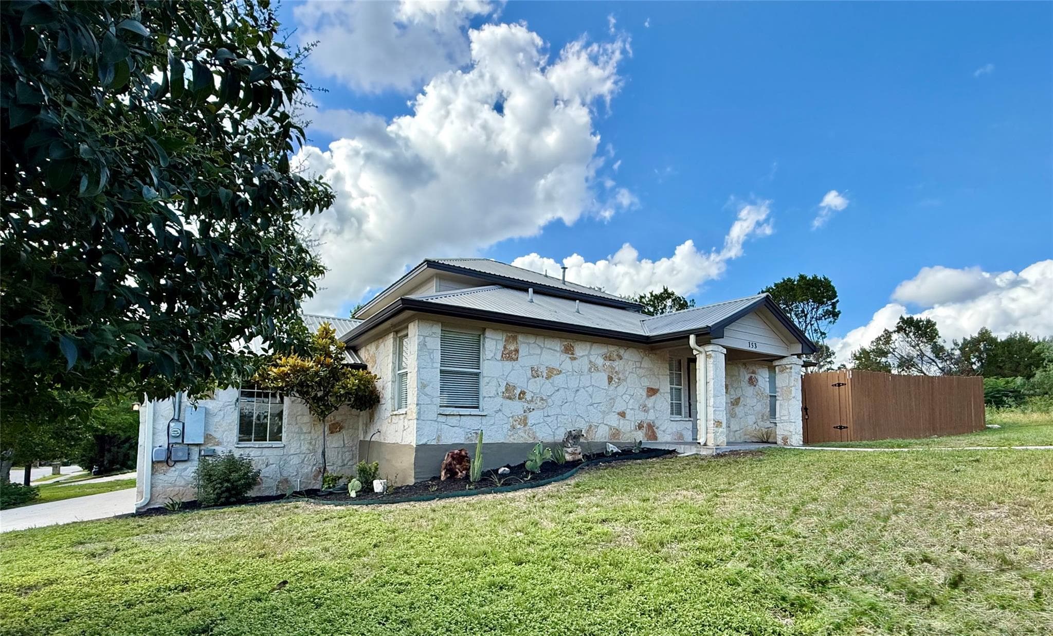 153  Dolly St