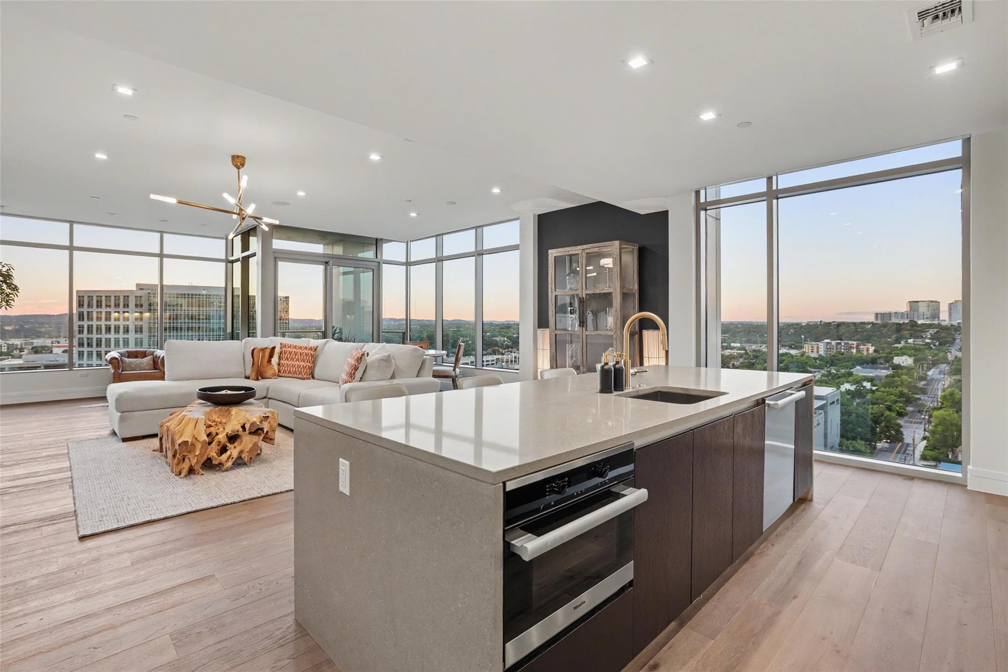 501  West Ave  #1604