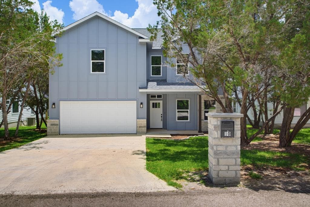 10  Honeysuckle Ln