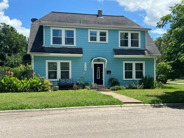 215 W 7th St