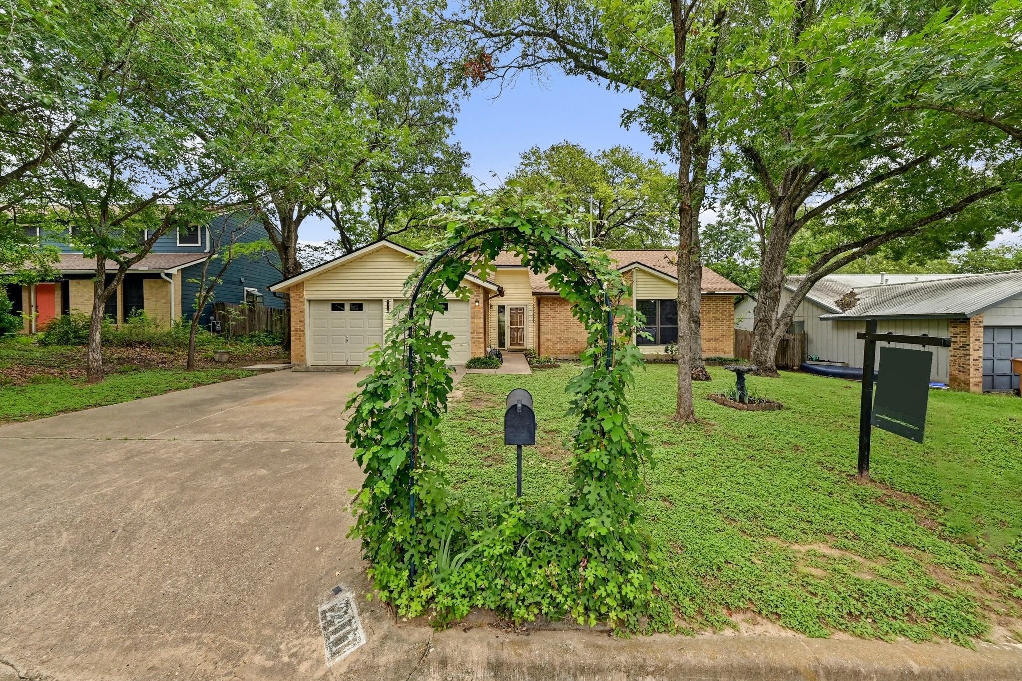2411  Roehampton Dr
