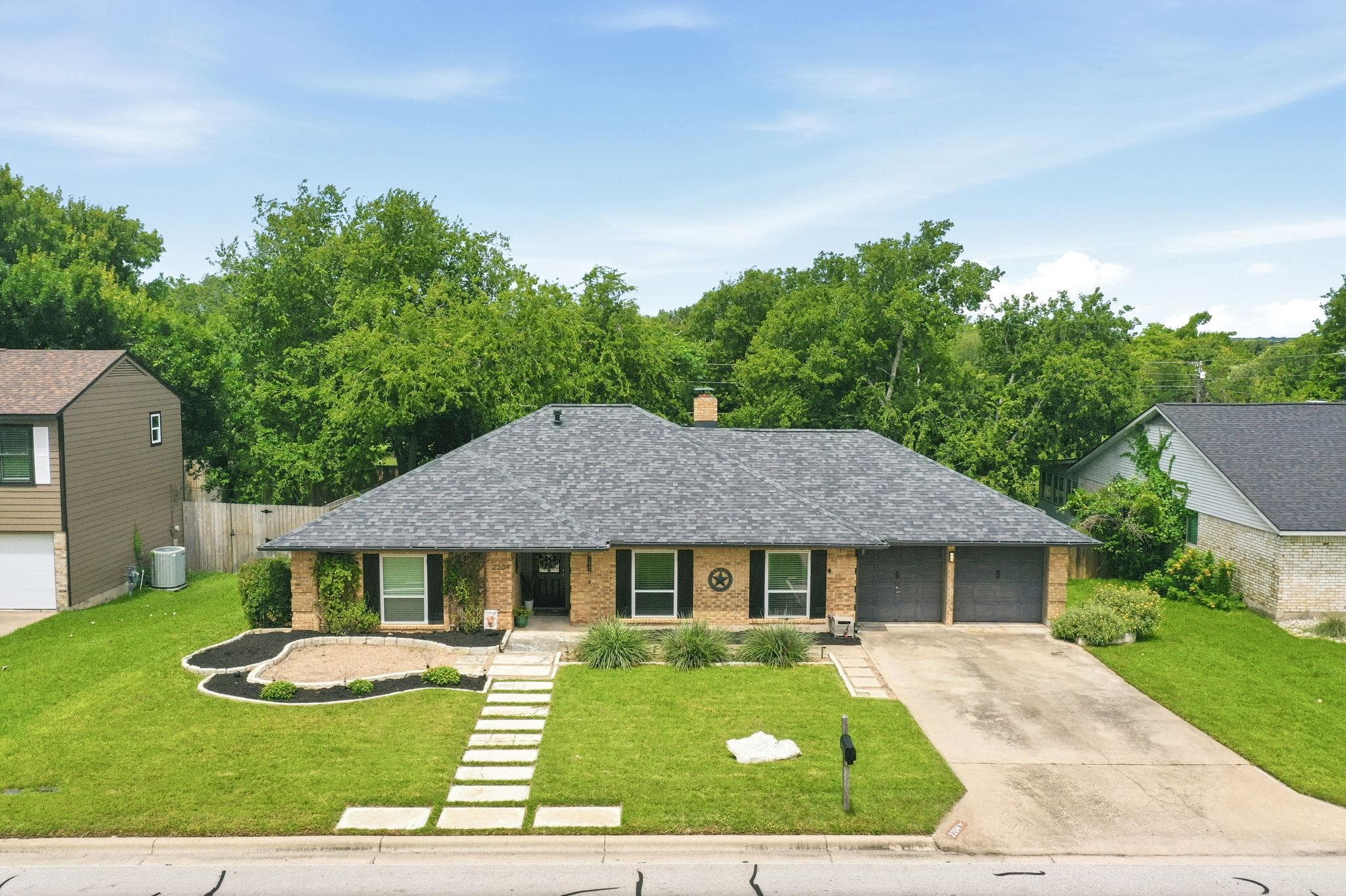 2204  Creekview Dr