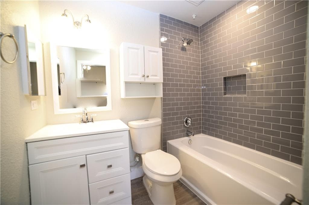 114 E 31st St  #208