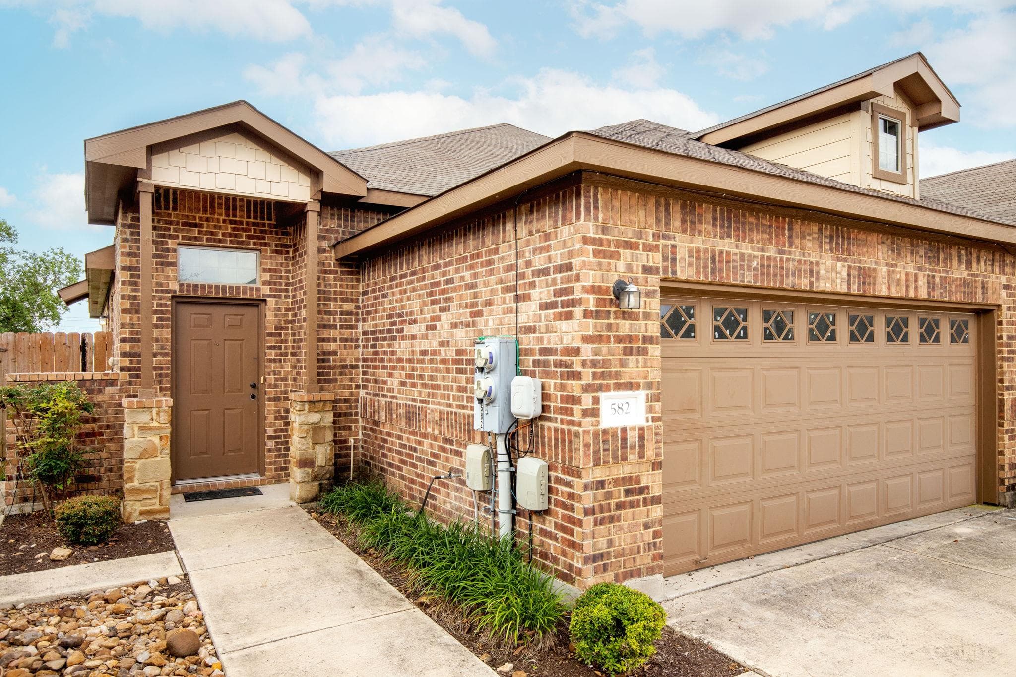 586  Creekside Cir