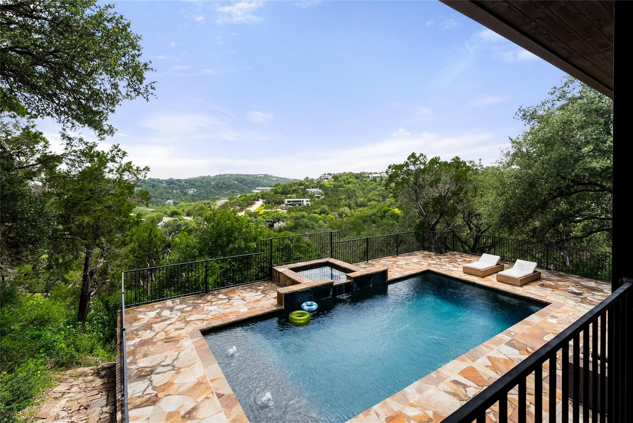 411  SKYLINE Dr