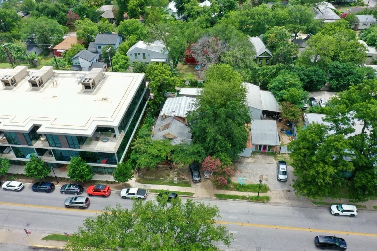 1409 E Cesar Chavez St