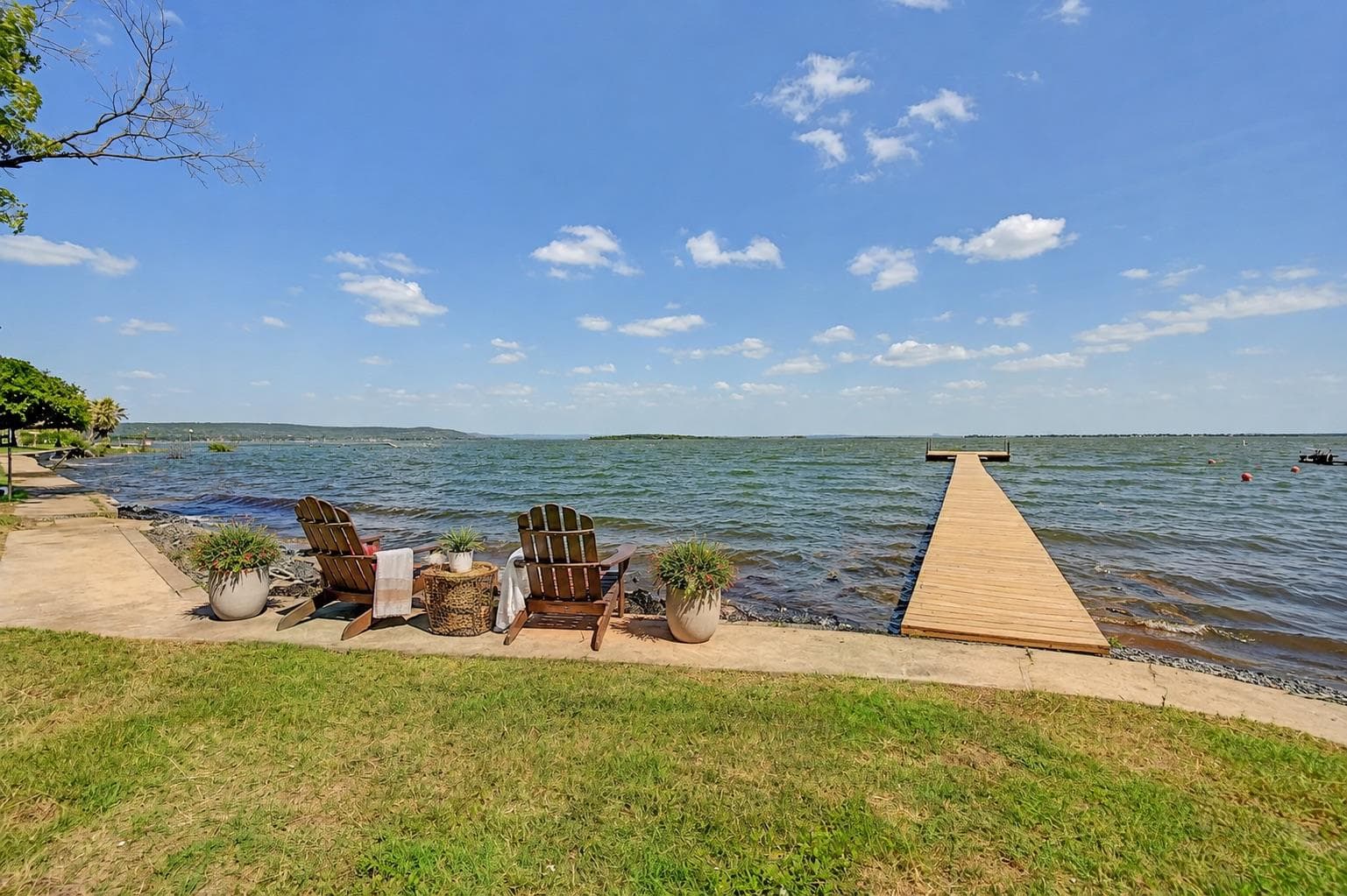 819 Lakeshore Loop