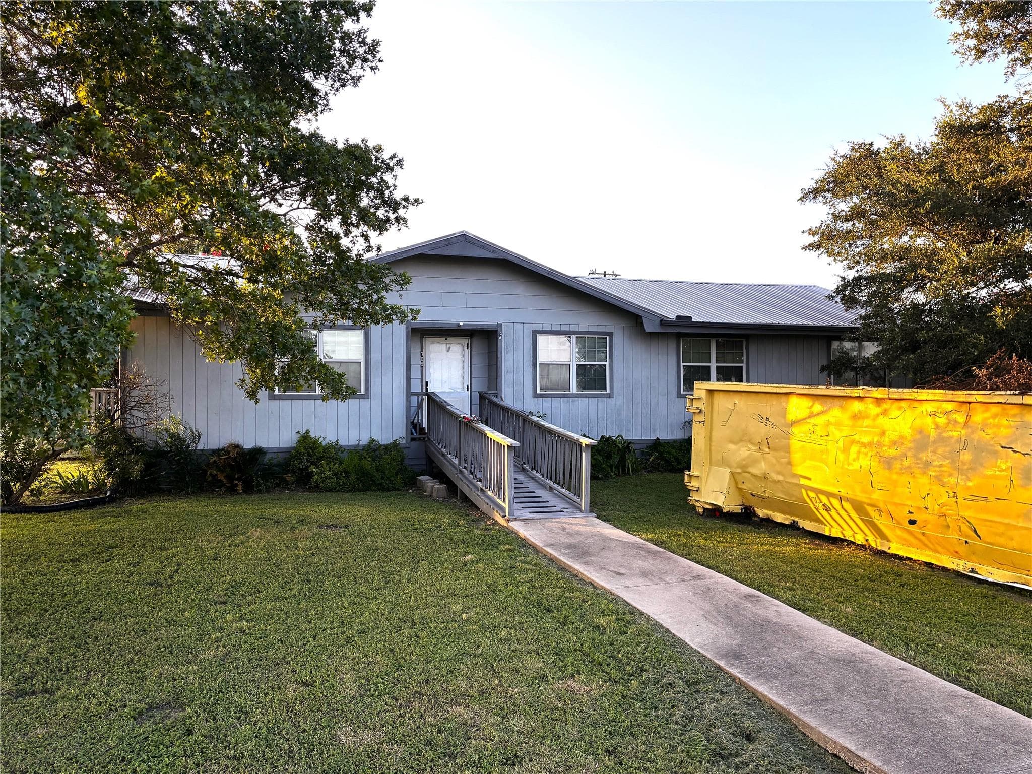 705 E Umlang St