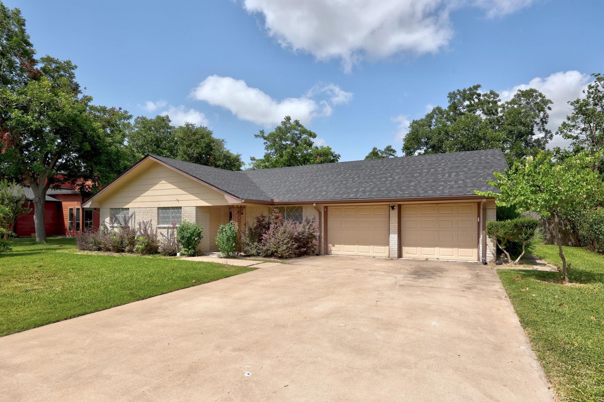 2305  Lathan Ln