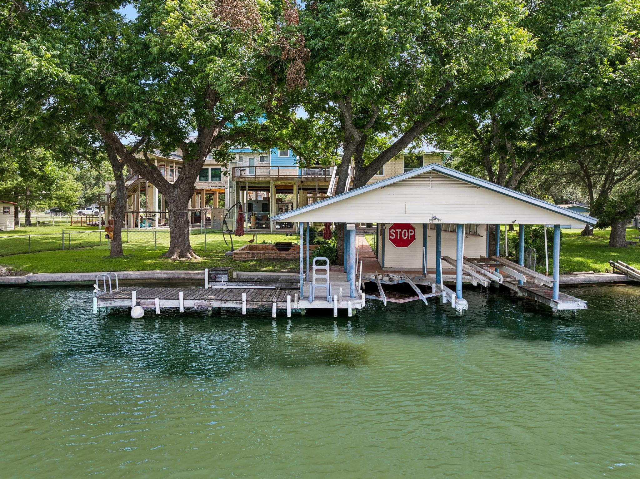 160  Lakeside Dr