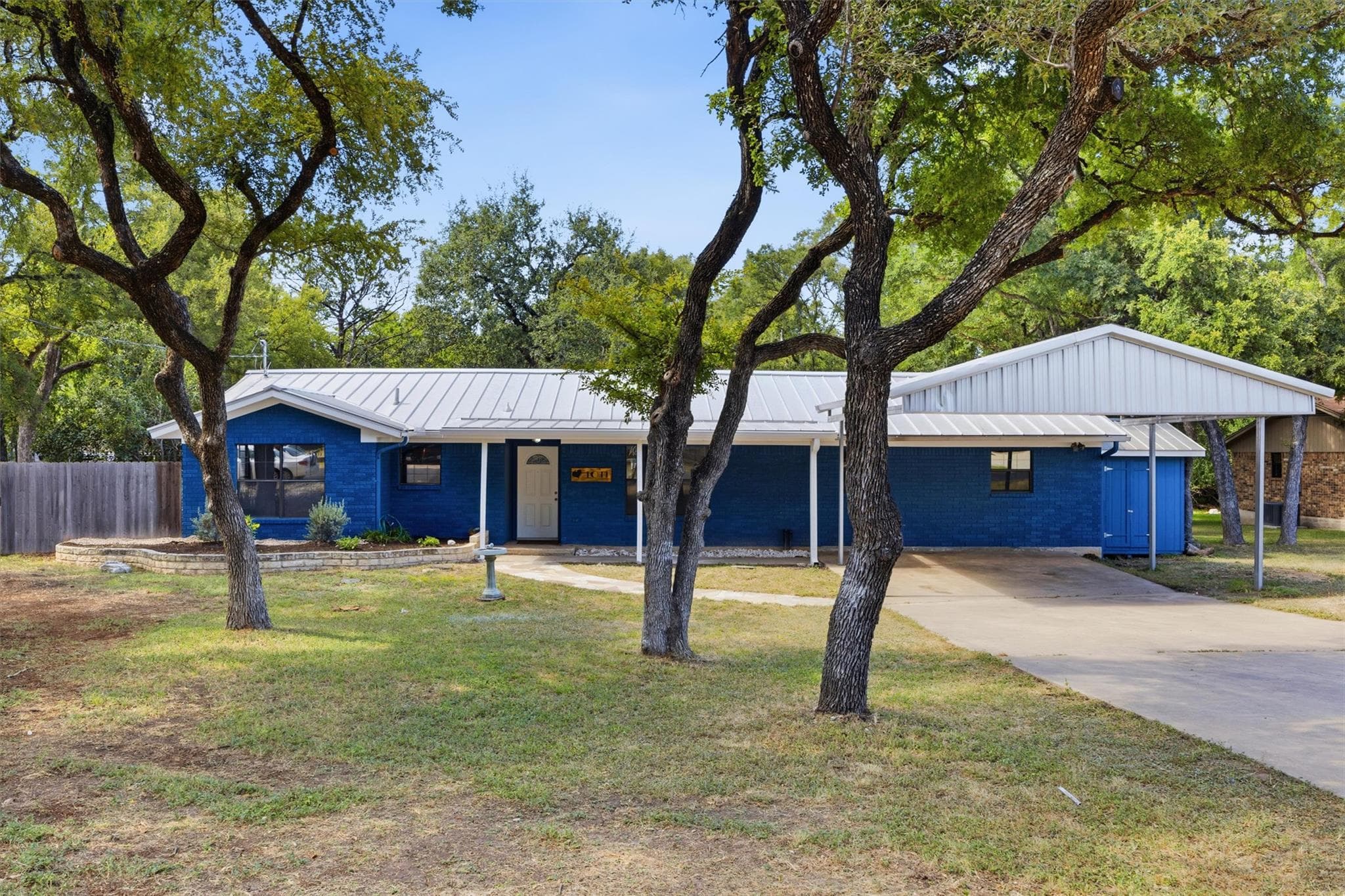 1011  Serenada Dr