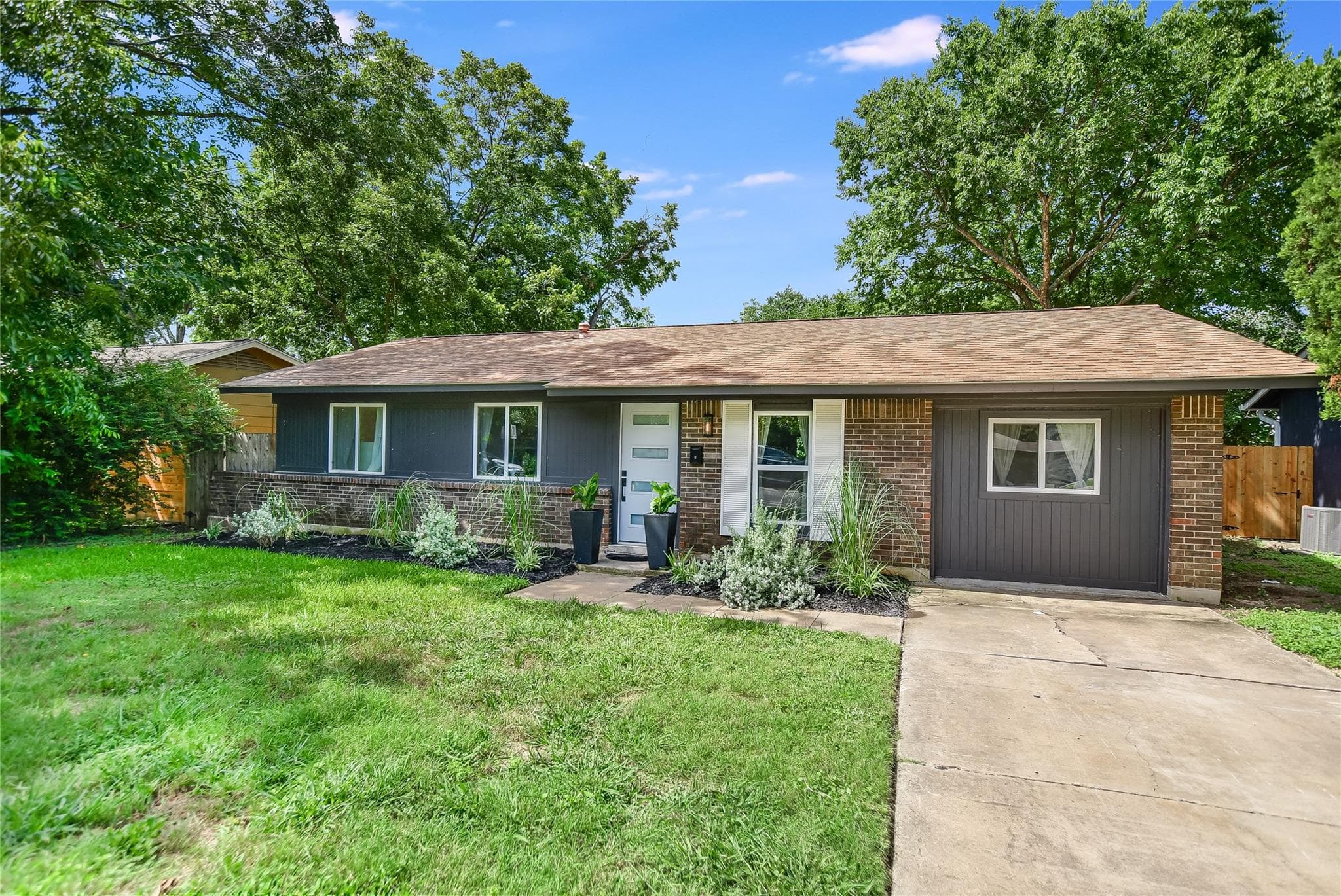 805 Eberhart Ln