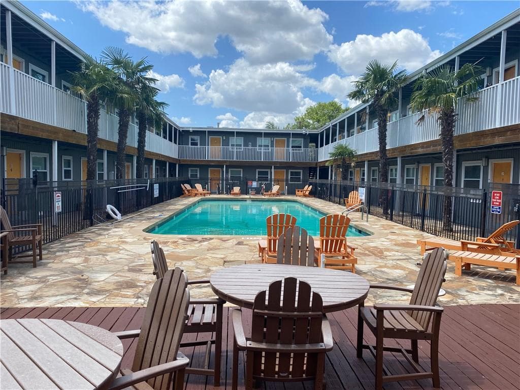 2401 Manor Rd #207