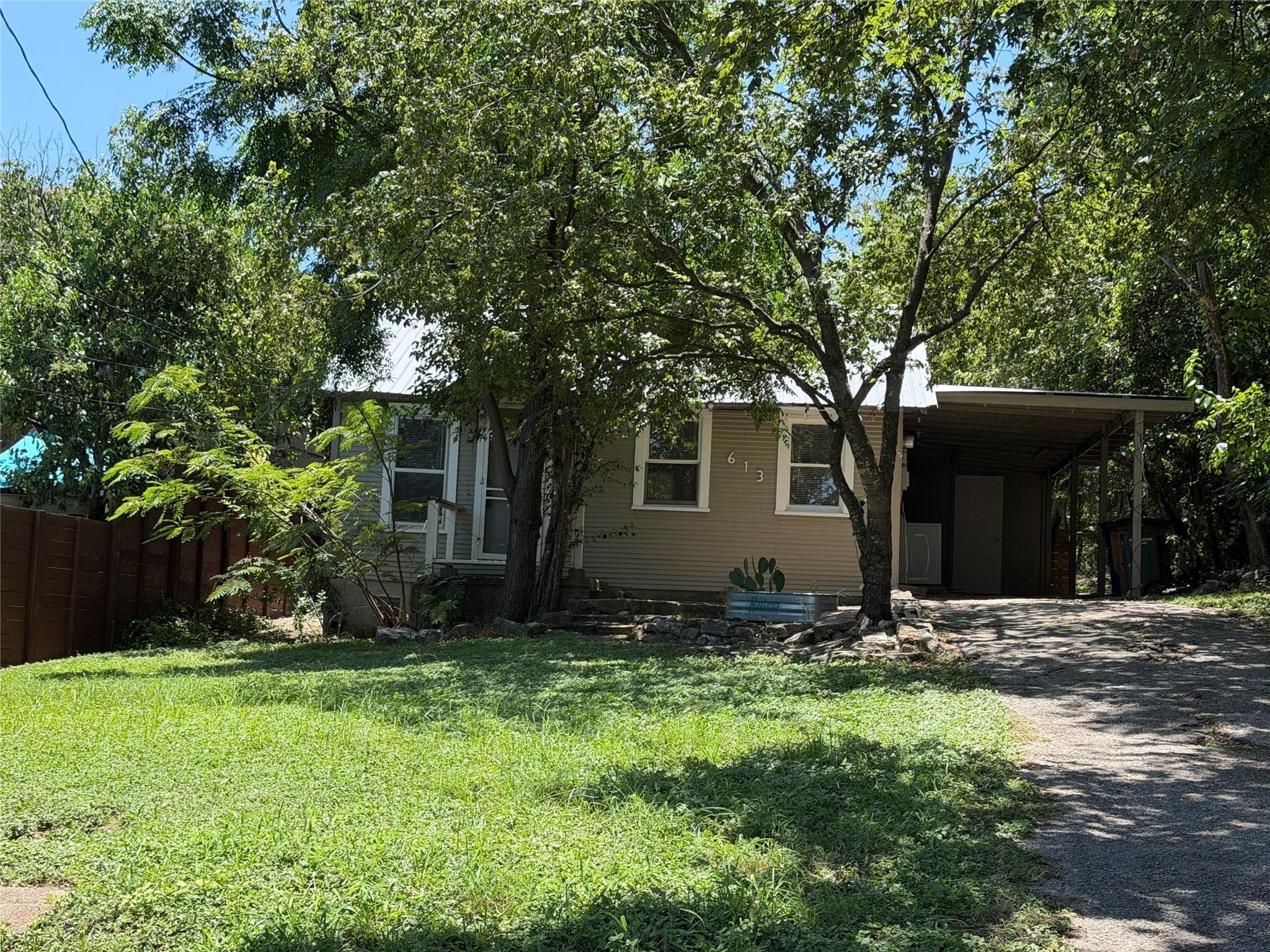 613  Peacock Ln