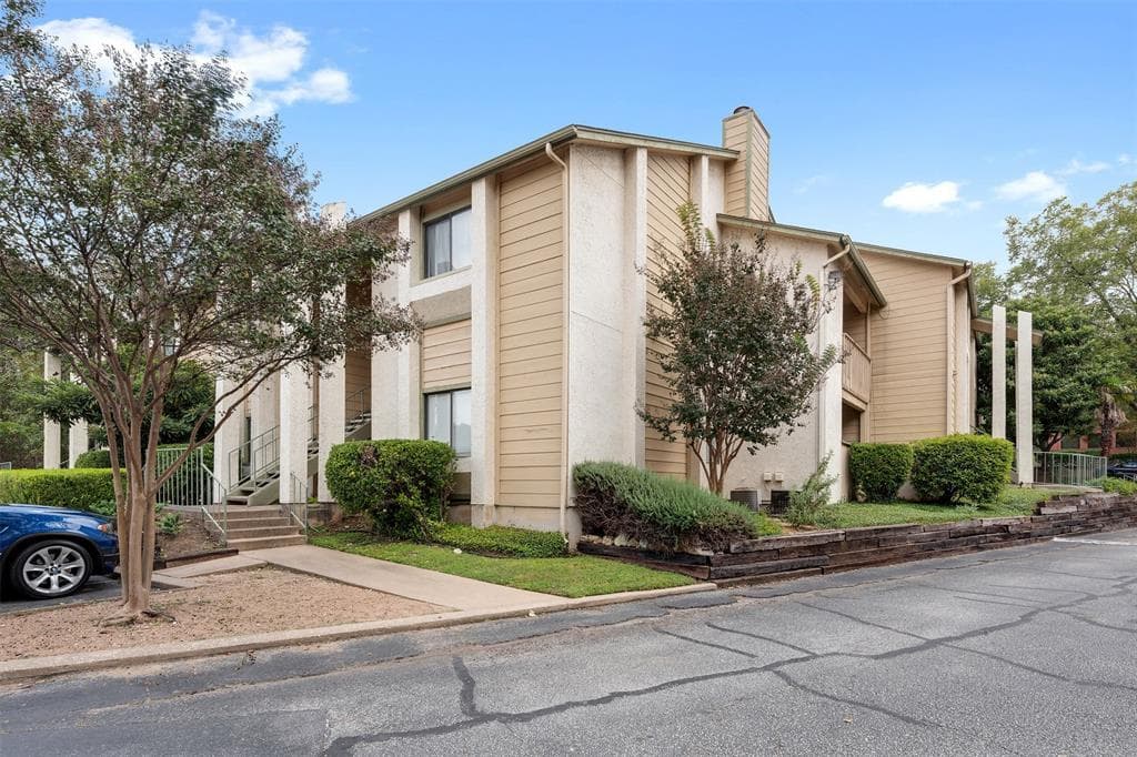 9100 Mountain Ridge Dr #105
